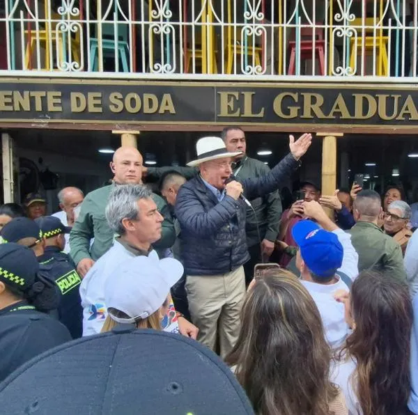 Video: Álvaro Uribe pidió cariño a hombre que lo increpó y a petristas bravos