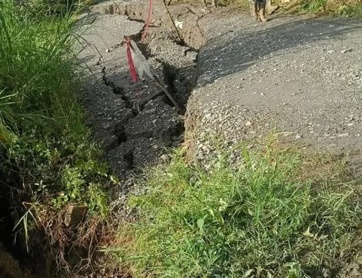 Más problemas en vías de Caldas: pérdida de banca restringe el paso entre dos poblaciones