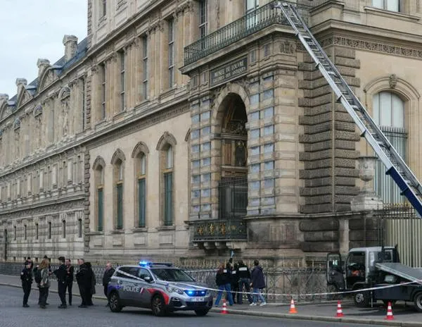 El Louvre podrá restaurar la corona que resultó dañada en el espectacular robo del museo