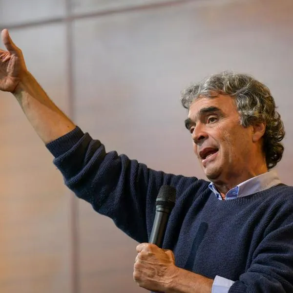 Sergio Fajardo anunció que irá derecho a primera vuelta y no le compró idea a Claudia López. Irá solo contra Cepeda y De la Espriella. 