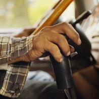 Camionero recogió a atractiva mujer para terminar secuestrado y robado