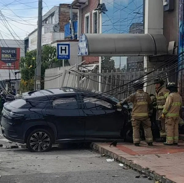 Identifican a conductor de 20 años que ocasionó accidente en Bogotá: una mujer murió y hay varios heridos. 