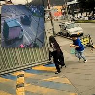 Video Accidente calle 63: abuela salva a dos niños de morir. Adulta mayor murió