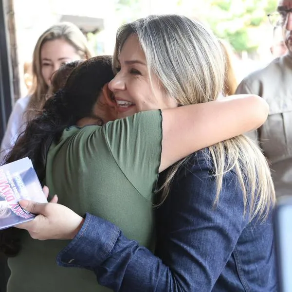 Confunden en Vicky Dávila con Darcy Quinn en la calle: campaña en Bogotá