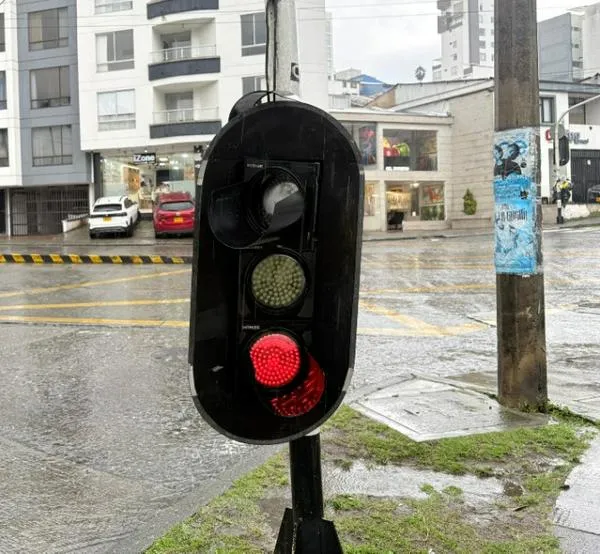 Una buseta inundada, la caída de un semáforo y otras emergencias por fuerte aguacero en Manizales