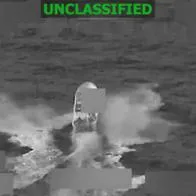 Imagen de la presunta narcolancha bombardeada por Estados Unidos en el Pacífico, cerca de Colombia