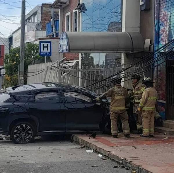 |Esta es la camioneta involucrada en un accidente en Bogotá, que provocó la muerte de una mujer y dejó a un motociclista gravemente herido