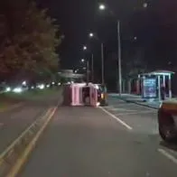 Carro se volcó en importante vía de Bogotá y obligó a cerrar ambos sentidos