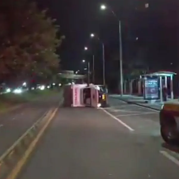 Carro se volcó en importante vía de Bogotá y obligó a cerrar ambos sentidos
