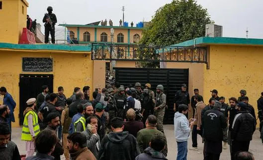 Decenas de muertos y heridos en atentado suicida contra mezquita chiita en Pakistán