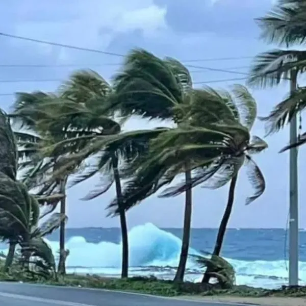Susto en San Andrés por oleaje que volcó lancha: no hay acceso al mar para turistas por la temporada invernal que azota a Colombia. 