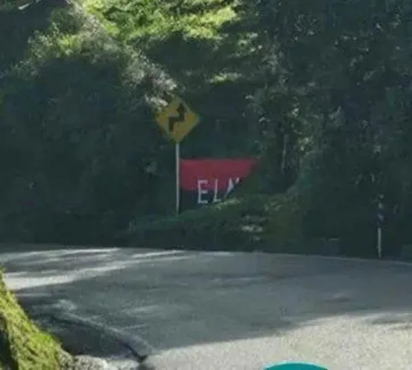 Bandera del ELN en la vía que de Medellín conduce a la Costa Caribe