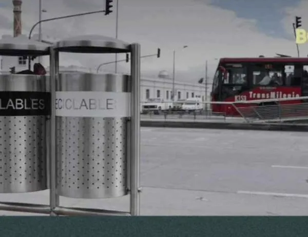 Las canecas o cestas públicas son para residuos pequeños, no para bolsas grandes de basura ¡Cuida a Bogotá!  