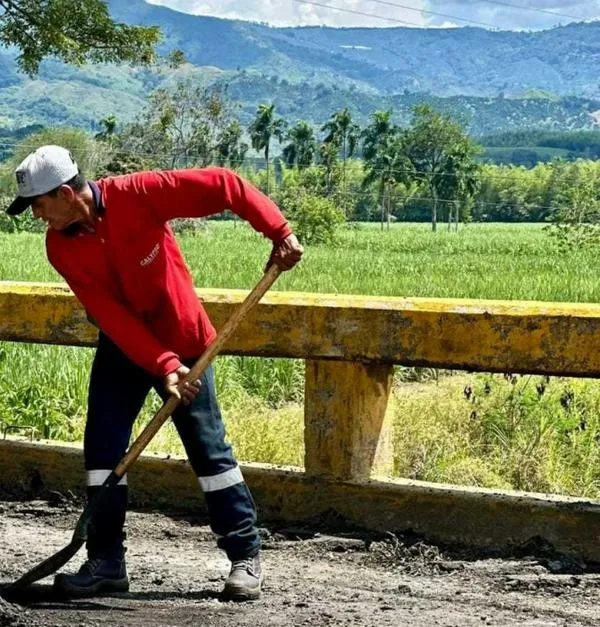  Invías ultima detalles en puente de acceso a municipio de Caldas