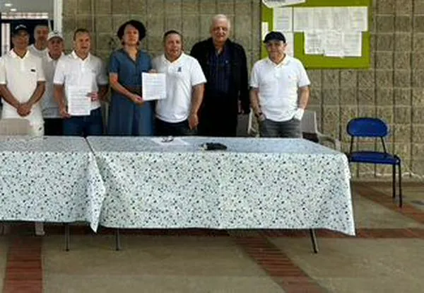 Mesa con bandas de Medellín: vocero dimite, pero luego Gobierno anuncia un “acuerdo” de paz