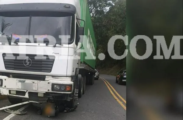 Dos accidentes de motocicleta en Caldas: uno terminó bajo un camión y otro en una cuneta