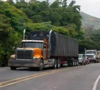 Camioneros en alerta máxima por decisión de permitir ingreso de transporte ecuatoriano
