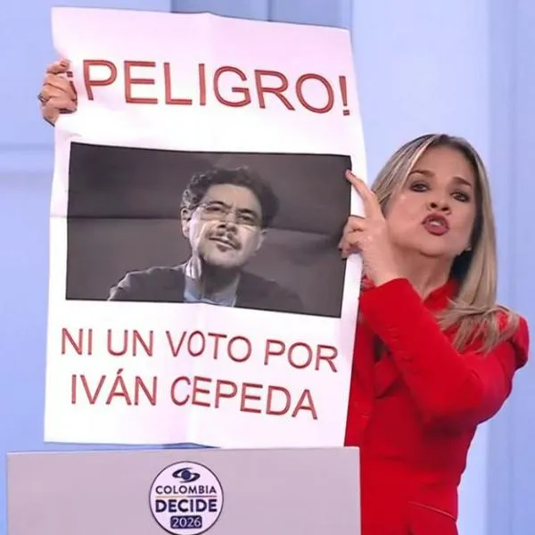 Vicky Dávila, a los gritos en pleno debate, sacó pancarta contra Iván Cepeda