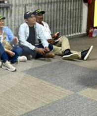 Alcaldes de municipios inundados de Córdoba se quedaron esperando, en el suelo, que Petro los escuchara