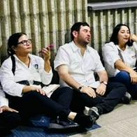La verdad de foto de alcaldes en el piso supuestamente esperando a Petro