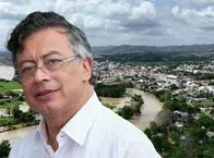 BOGOTA, COLOMBIA  NOVEMBER 26: Colombian President Gustavo Petro and Comunes party leader Rodrigo Londono Echeverri (former FARC) attend the ninth anniversary of the Colombian peace agreement in Bogota, Colombia on November 26, 2025. Colombia today faces the ELN and a fragmented map of FARC dissidents  an estimated 14 to 20 splinter groups with an unconfirmed number of fighters, far fewer than the firepower of groups like the Gulf Clan. (Photo by Juancho Torres/Anadolu via Getty Images)