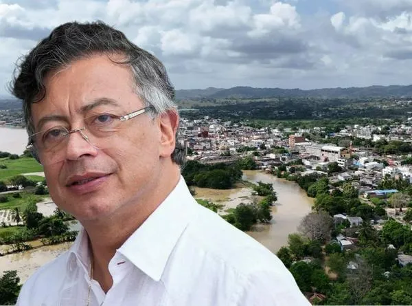 BOGOTA, COLOMBIA  NOVEMBER 26: Colombian President Gustavo Petro and Comunes party leader Rodrigo Londono Echeverri (former FARC) attend the ninth anniversary of the Colombian peace agreement in Bogota, Colombia on November 26, 2025. Colombia today faces the ELN and a fragmented map of FARC dissidents  an estimated 14 to 20 splinter groups with an unconfirmed number of fighters, far fewer than the firepower of groups like the Gulf Clan. (Photo by Juancho Torres/Anadolu via Getty Images)