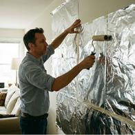 Para qué sirve pegar papel aluminio en paredes: arquitecto explica y salva de arreglos millonarios