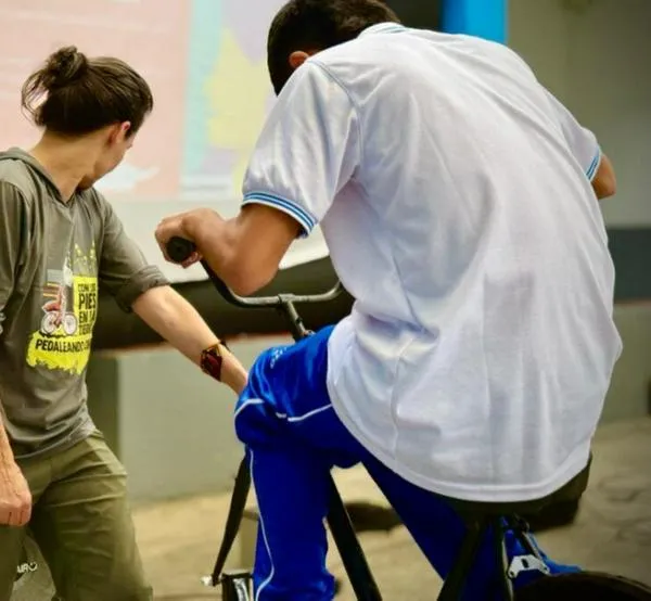 Caldas: jóvenes pedalean para ver películas en nueve municipios; proyecto para prevenir el consumo de alcohol