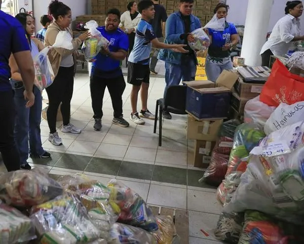 Una cadena humana sostiene la ayuda humanitaria en Córdoba