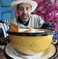 Foto de Óskar Ortiz con un migote, en nota de qué son la caspiroleta, migote y migas, platillos del Eje Cafetero para Colombia