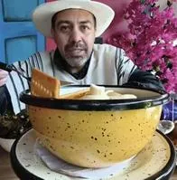 Foto de Óskar Ortiz con un migote, en nota de qué son la caspiroleta, migote y migas, platillos del Eje Cafetero para Colombia