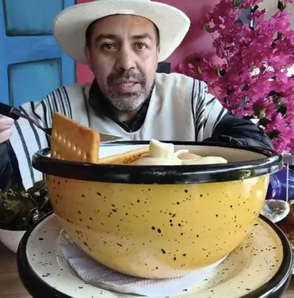 Foto de Óskar Ortiz con un migote, en nota de qué son la caspiroleta, migote y migas, platillos del Eje Cafetero para Colombia