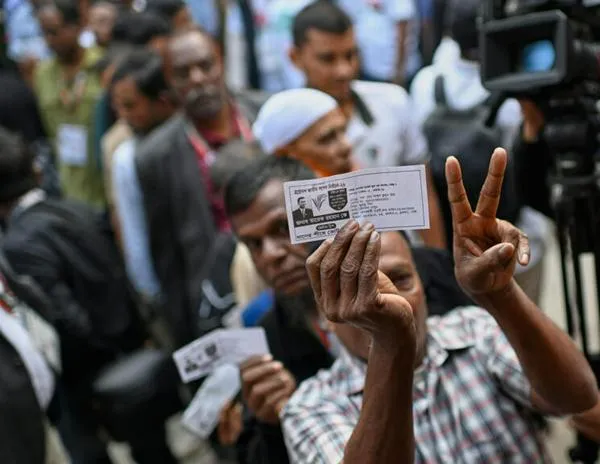 Bangladesh vota en comicios históricos tras el levantamiento mortal de 2024