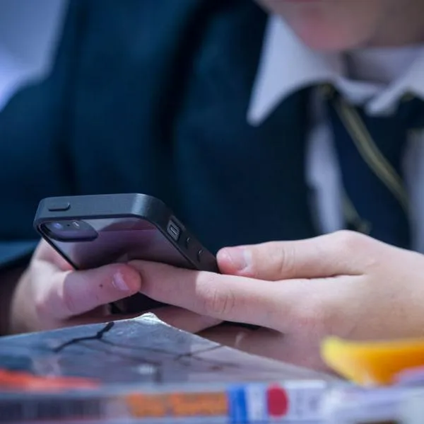 Colegios en Bogotá prohíben usar celulares algunos son los mejores del país