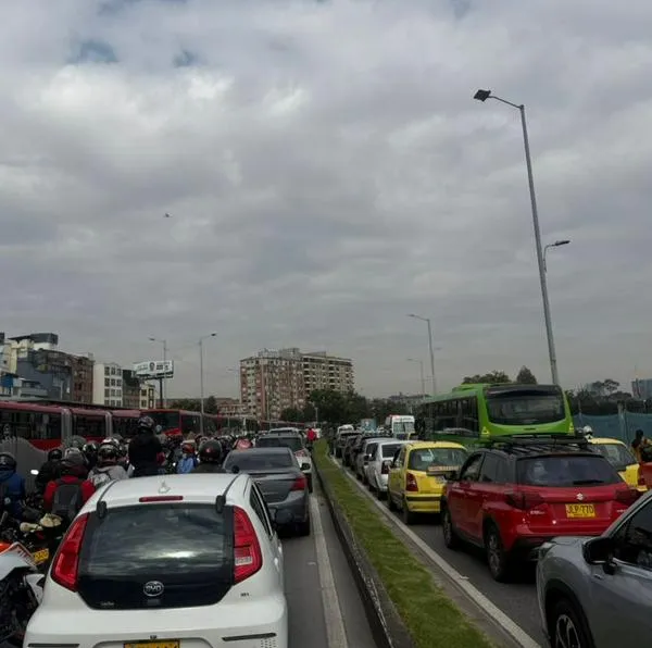 Caos en calle 26 para llegar al aeropuerto El Dorado: hay bloqueos y Transmilenio está afectado. Decenas de recicladores protestan. 