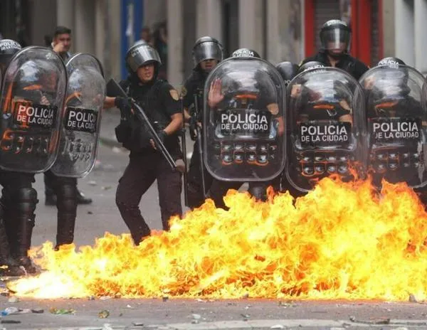 En imágenes: protestas contra reforma laboral terminan en batalla campal en las calles de Buenos Aires