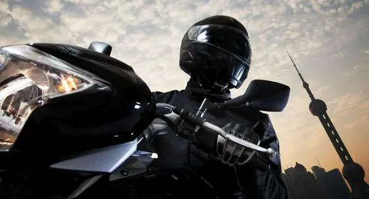 Cuándo hay multa por el visor oscuro en cascos en Colombia en 2026 y si es legal