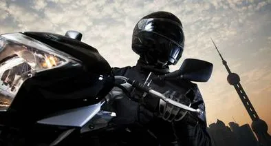 Cuándo hay multa por el visor oscuro en cascos en Colombia en 2026 y si es legal