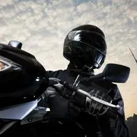 Cuándo hay multa por el visor oscuro en cascos en Colombia en 2026 y si es legal