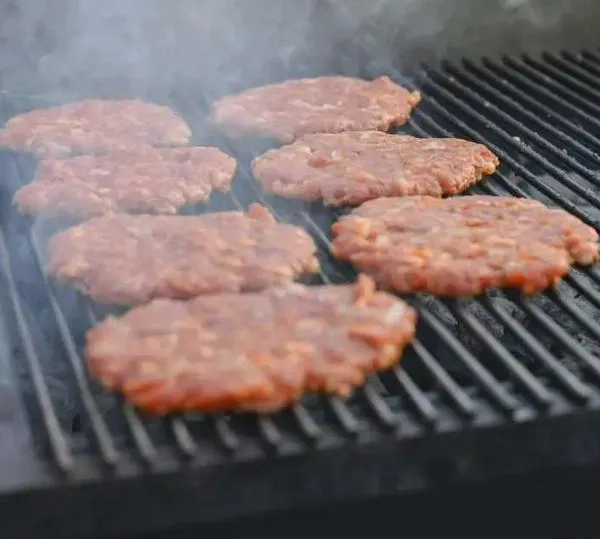 Alertan por carne de hamburguesa con posible presencia de plástico: retiro inmediato del mercado