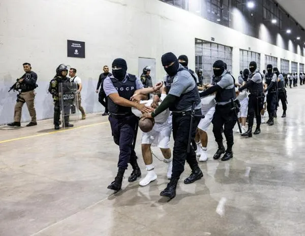 Juez ordena a Trump facilitar el retorno a EE. UU. de venezolanos que estuvieron en megacárcel salvadoreña