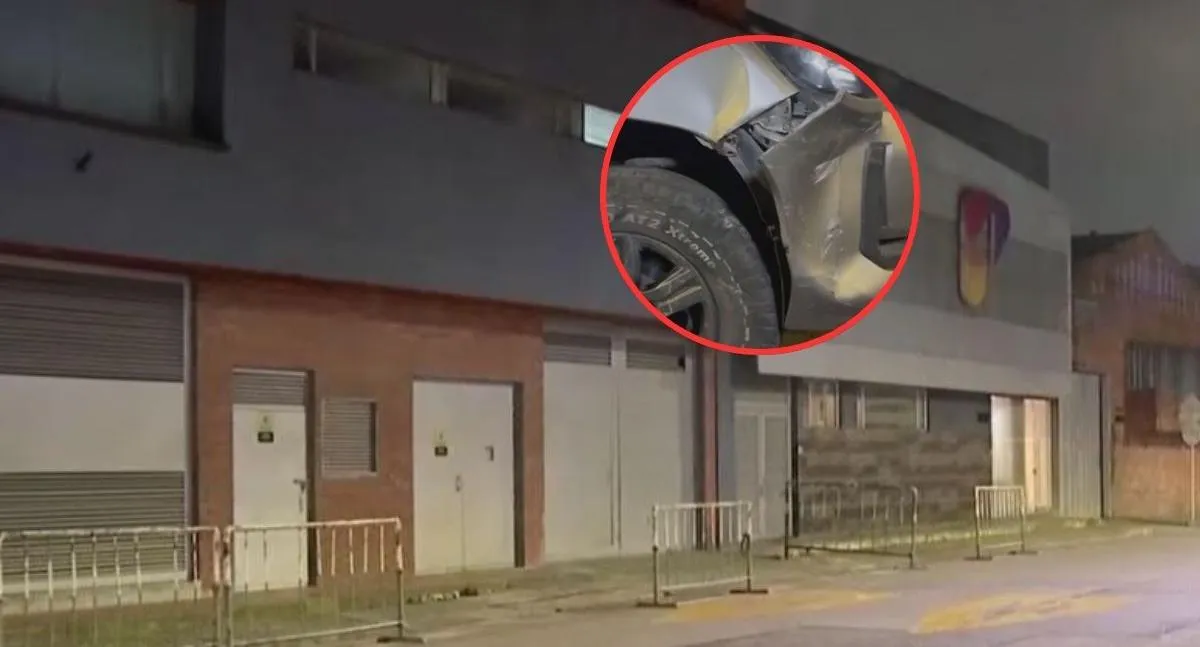 En esta vía ocurrió el tiroteo en Puente Aranda. En el círculo se ve cómo quedó la camioneta involucrada en el robo