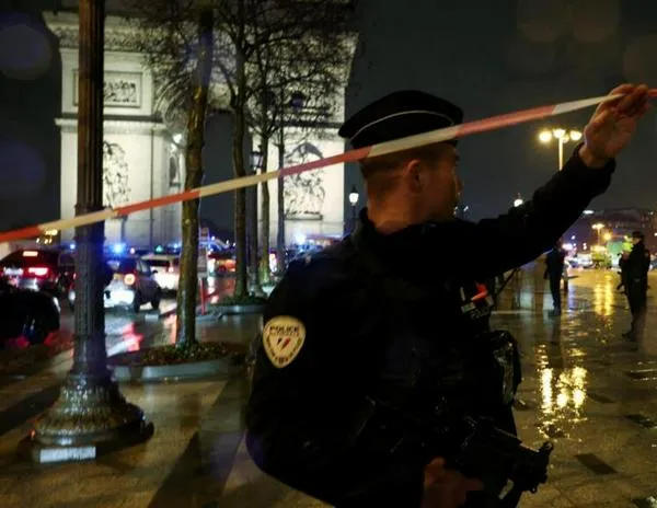 Francia: un hombre muere a tiros tras intentar atacar con cuchillo a gendarmes cerca al Arco del Triunfo