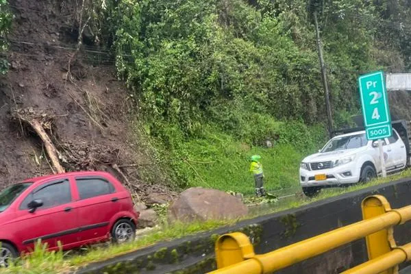 Manizales: lluvias fuertes causan caída de roca e inundación en una vía que conecta a dos barrios de la ciudad
