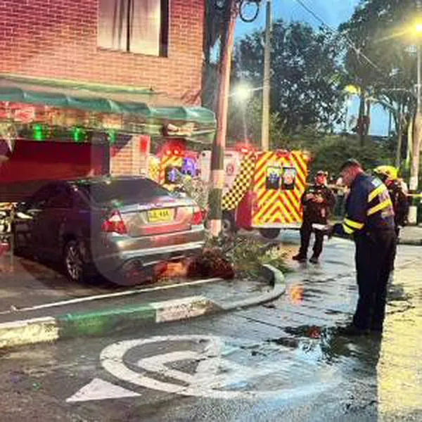 Un muerto y dos heridos por grave accidente de tránsito en Sabaneta, luego de que un carro terminó dentro de un local comercial