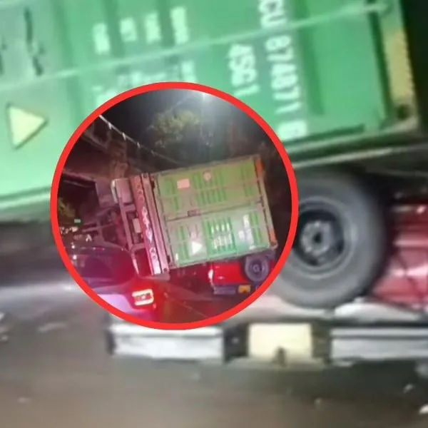 Tractomula se volcó sobre un vehículo en Bogotá y accidente dejó 5 heridos