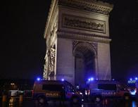 Policía francesa mata a un hombre armado en el Arco del Triunfo de París