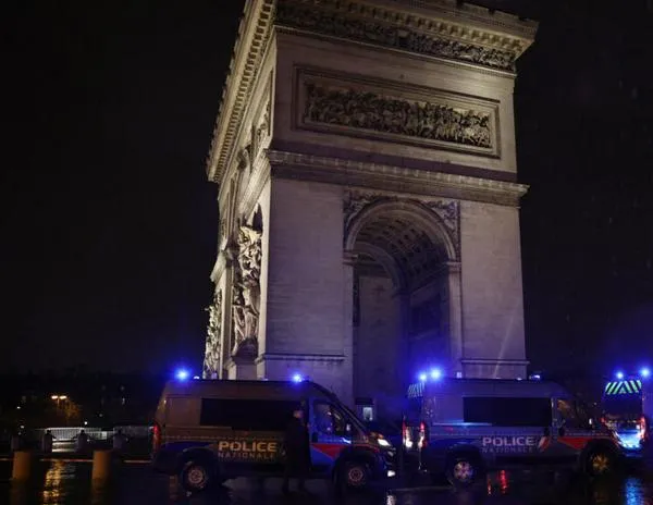 Policía francesa mata a un hombre armado en el Arco del Triunfo de París