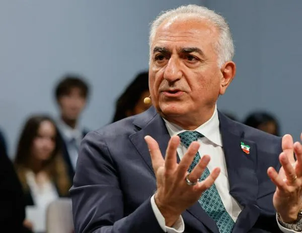 Irán: hijo del último sha insta a EE. UU. a actuar mientras sus seguidores se concentran en Múnich