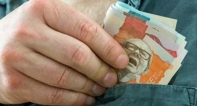 Qué son los precios que se quedarían pegados por suspensión del salario mínimo en Colombia. Reverzazo del decreto no los cambiaría. 